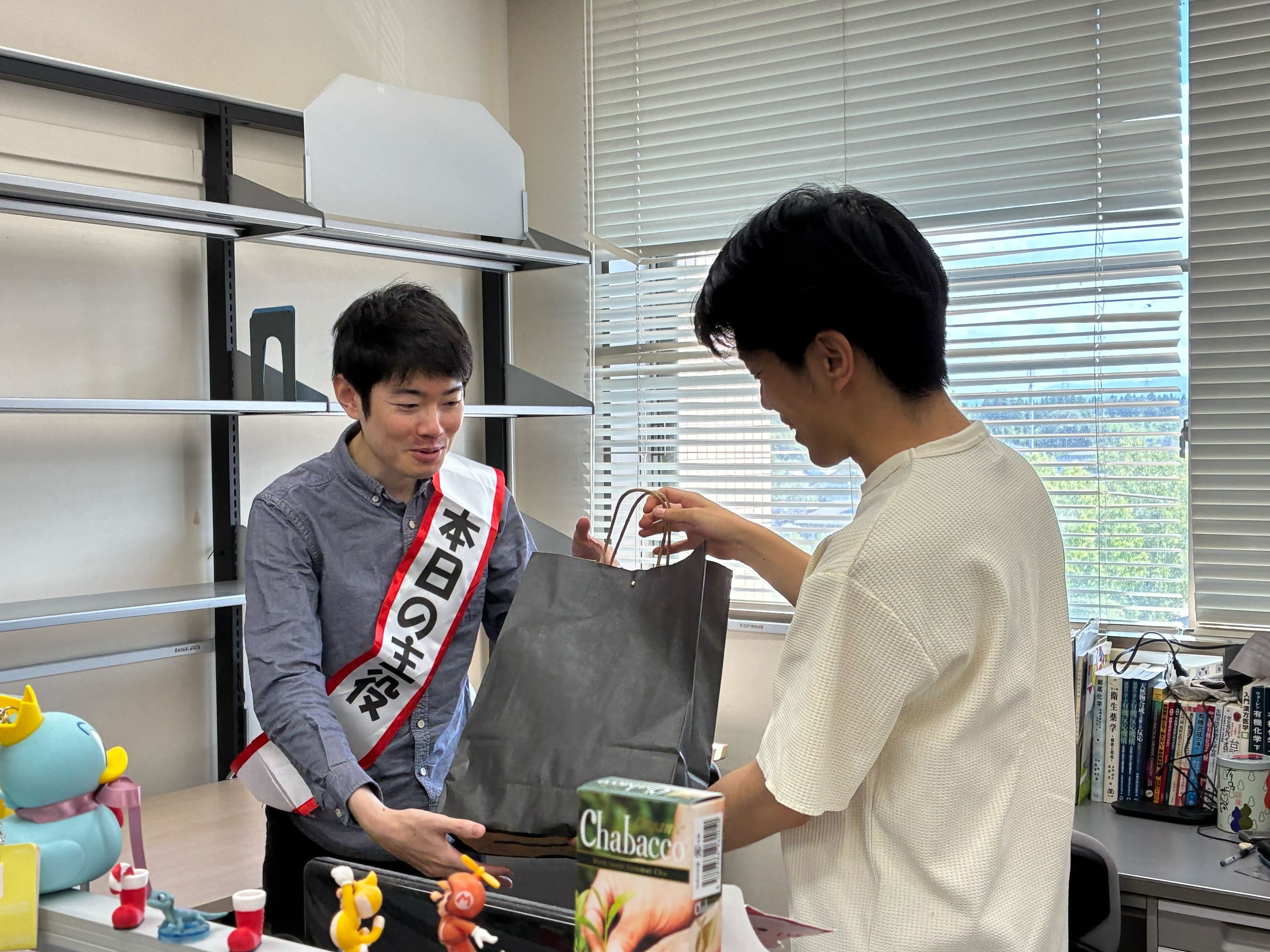 的羽助教の誕生日(8/26)と深谷講師の誕生日(8/31)をお祝いしました。
